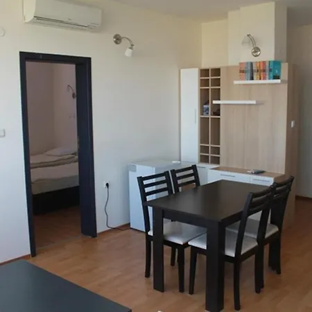 Lägenhet Dilov In Yalta Golden Sands